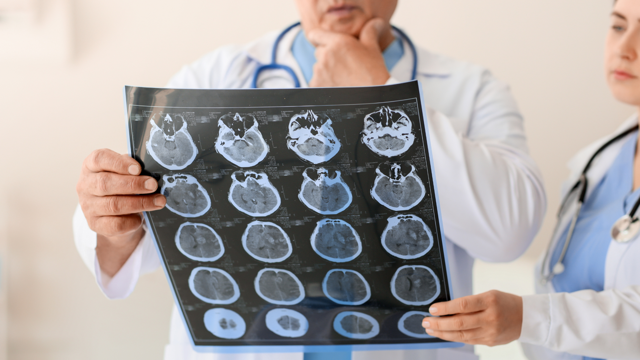 Dierenarts die resultaten MRI-scan bekijkt PetSecur