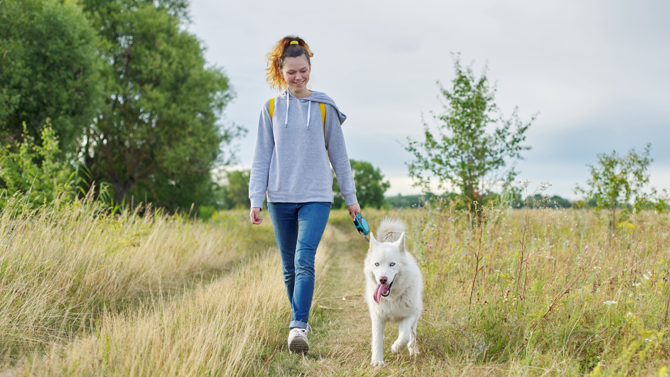 Een vrouw laat een hond uit