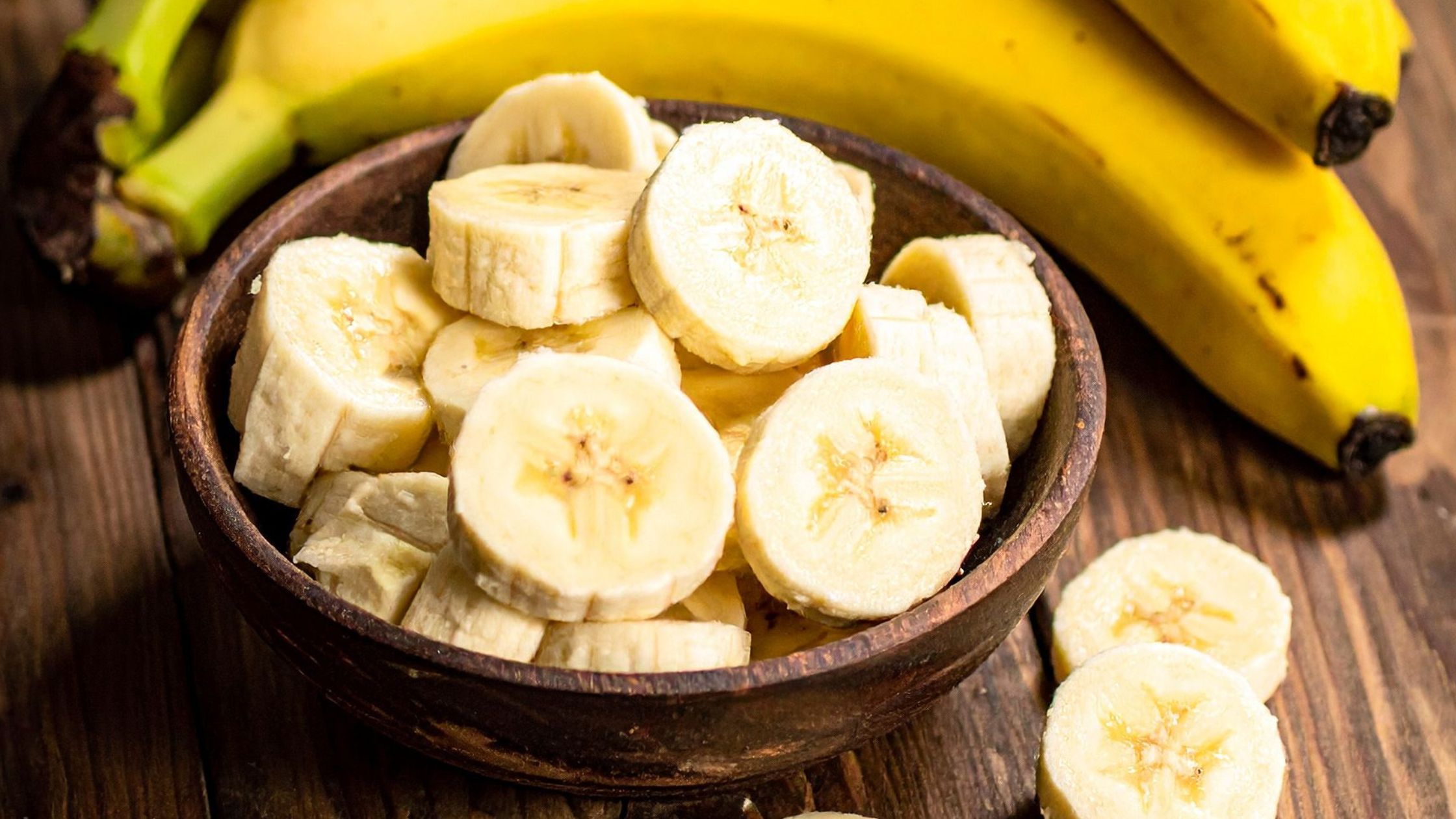 Een banaan ligt gesneden in een schaal